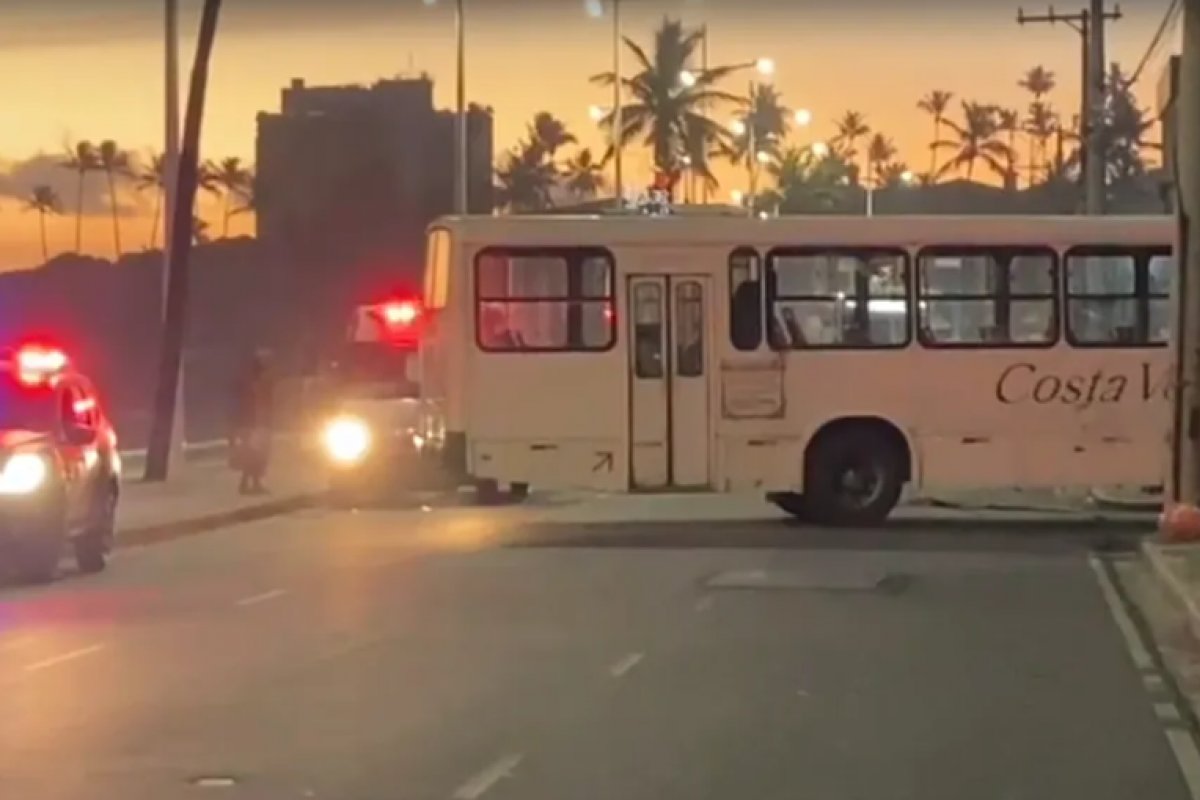 Após dois dias, ônibus voltam a circular no Nordeste em Salvador 