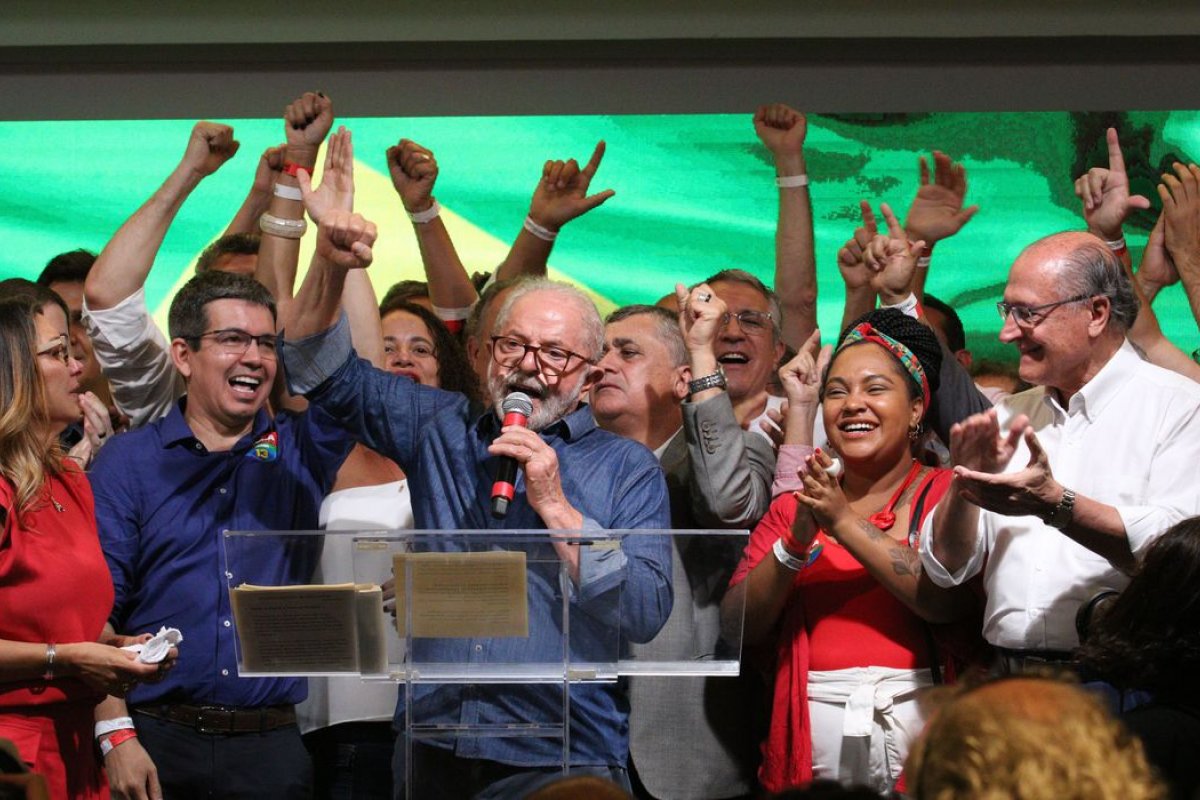 Após 12 anos e prisão por 580 dias, Lula volta à Presidência do Brasil