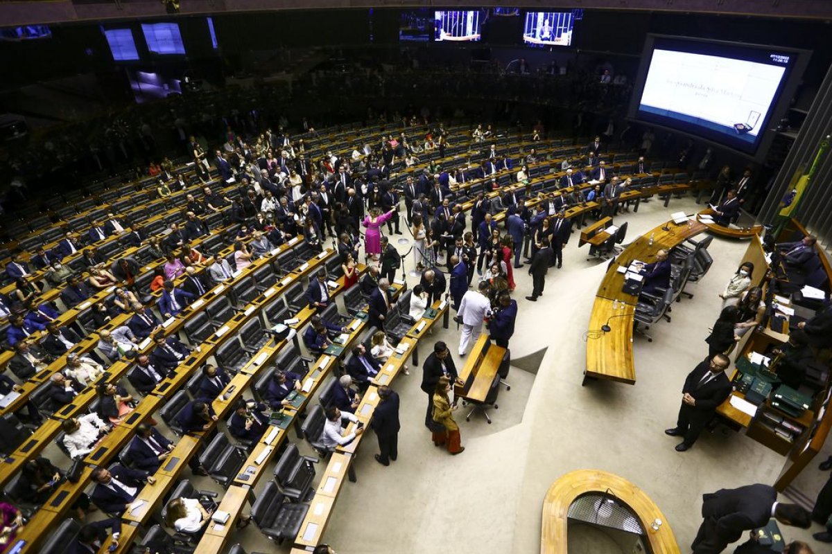 Senadores e deputados federais serão empossados em fevereiro 