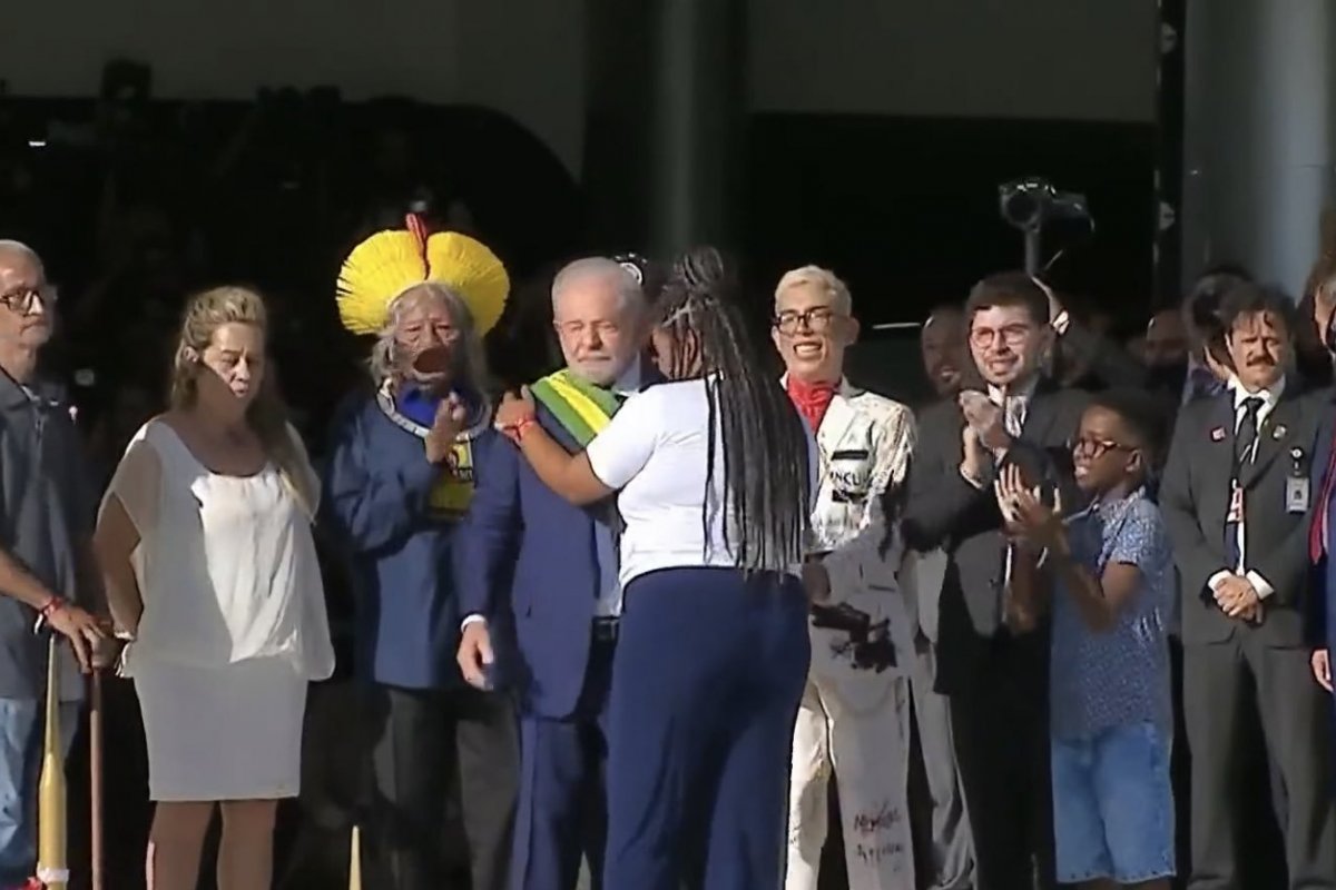 Vídeo: Lula recebe faixa presidencial do 'povo'