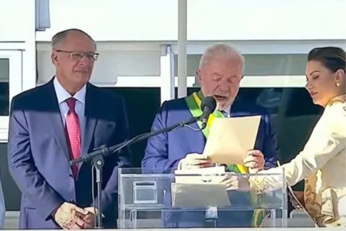 "Vou governar para todos e todas", afirma Lula em discurso 