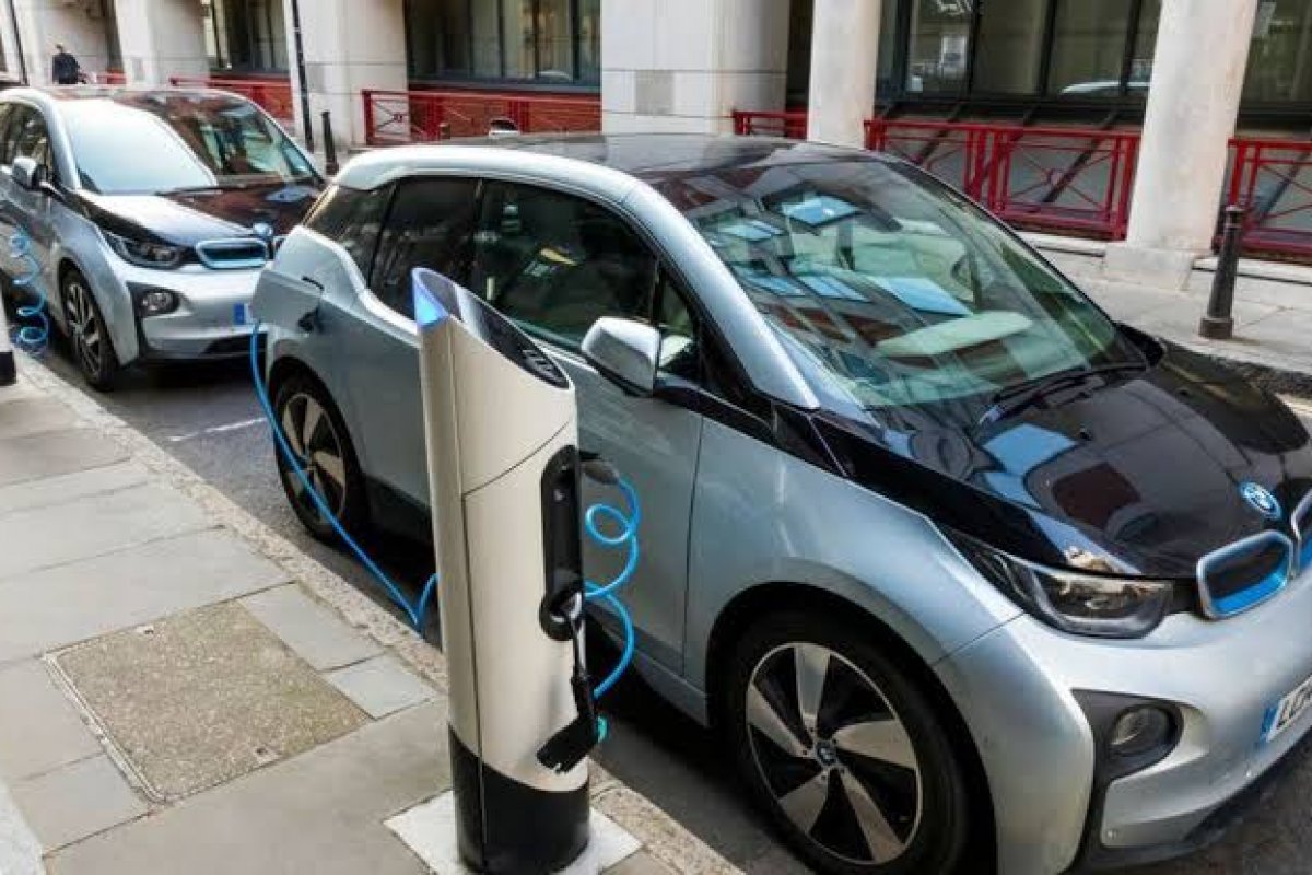 Tempo de espera por carro elétrico cai na Europa mas consumidor está desconfiado