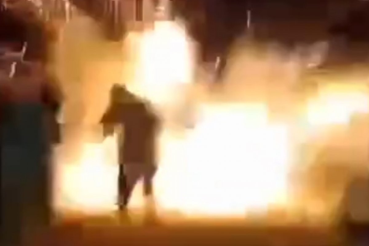 Mulher morre após rojão ficar preso em sua roupa durante queima de fogos  e explodir