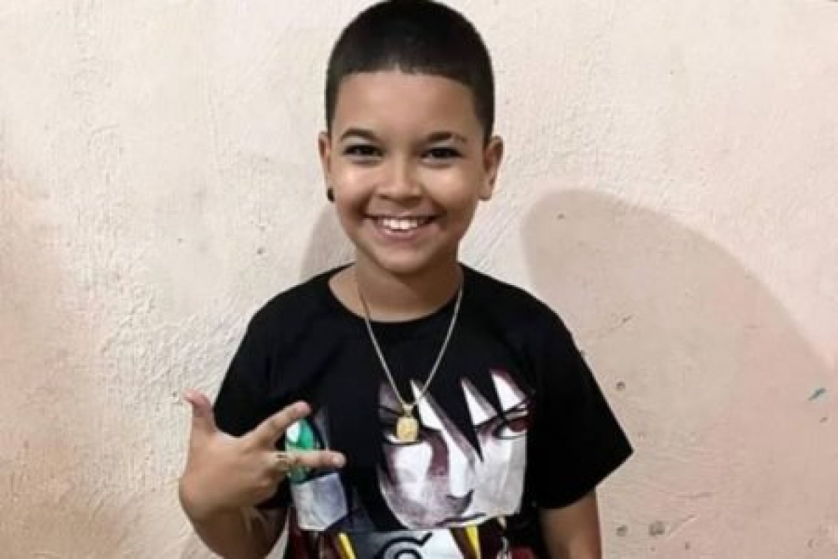 Criança morre ao ser atingida por bala perdida na virada do ano
