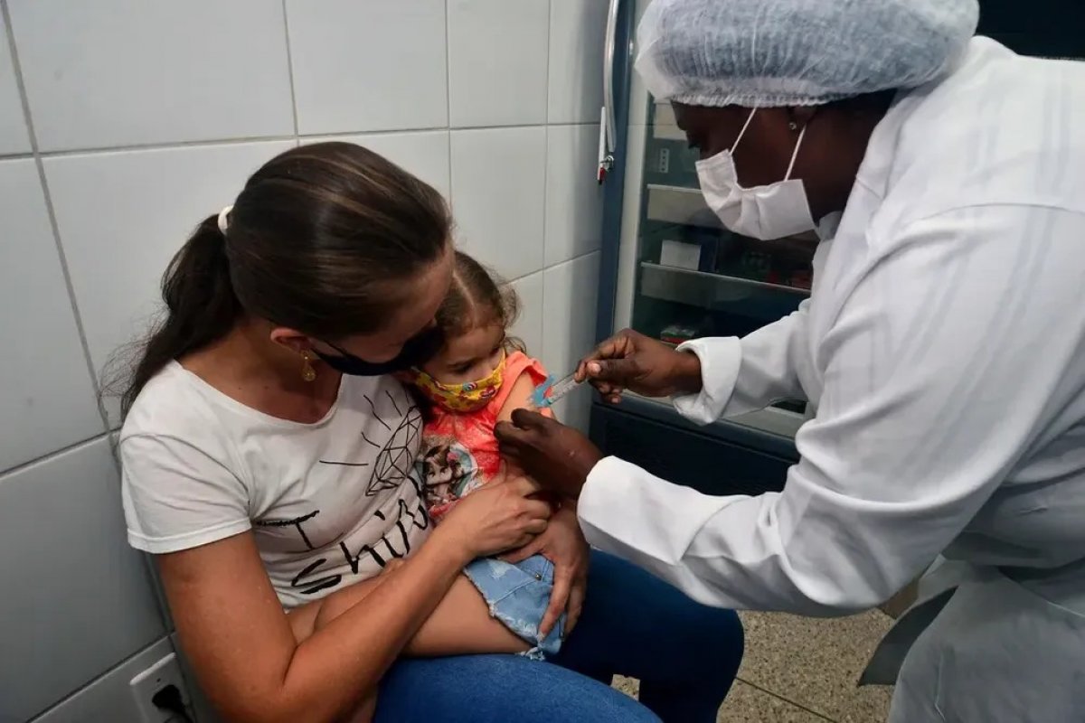 Vacinação contra Covid-19 é retomada em Salvador nesta segunda; veja mais