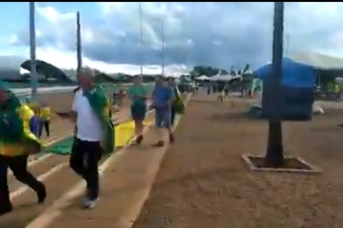 Bolsonaristas deixam acampamento em frente ao QG do Exército, em Brasília, após posse de Lula