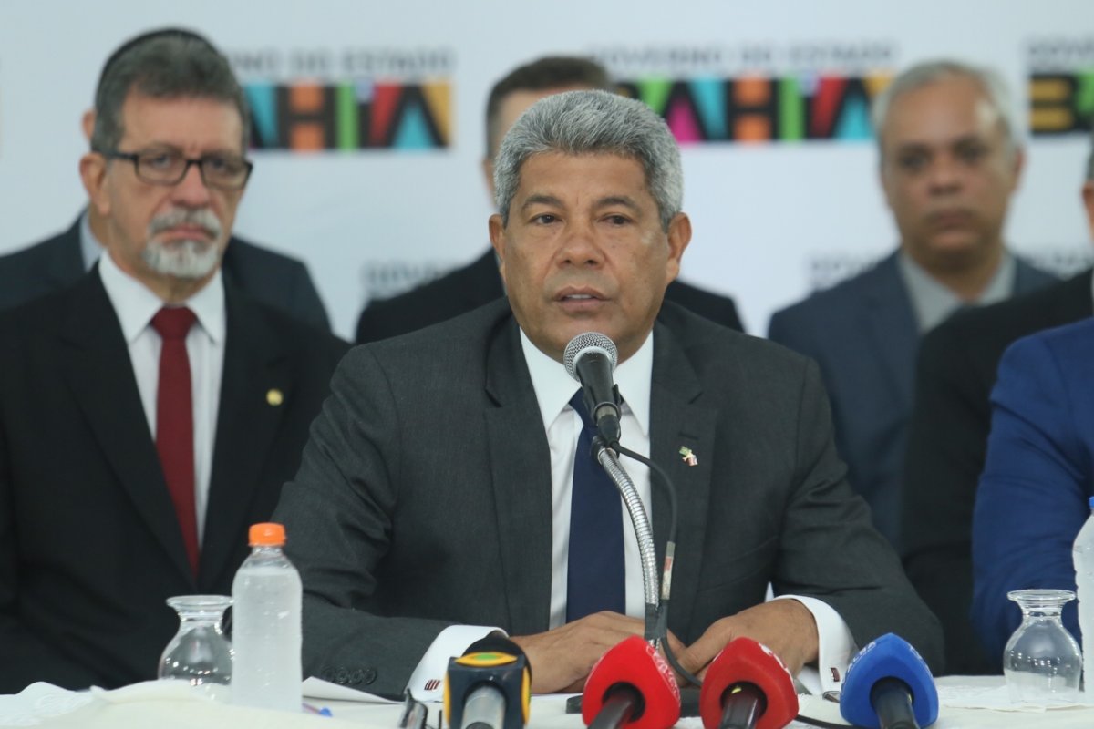 Jerônimo Rodrigues garante implementação de câmeras nas fardas de PMs em seu governo 