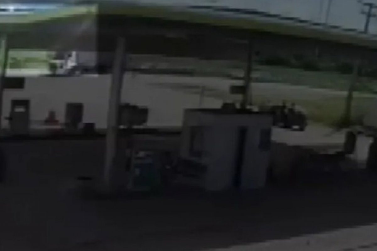 Jogador de futebol morre após colidir motocicleta em caminhão na Bahia