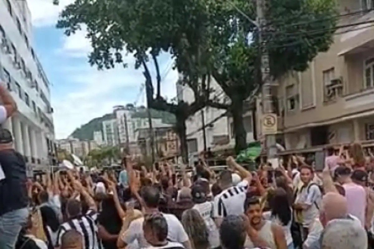 Vídeo: Lula é hostilizado ao comparecer em velório de Pelé na Vila Belmiro: ‘Seu lugar é na prisão'