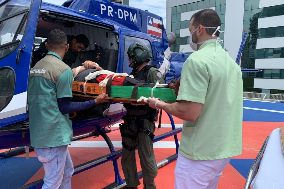 Graer socorre paraquedista machucado após salto duplo 