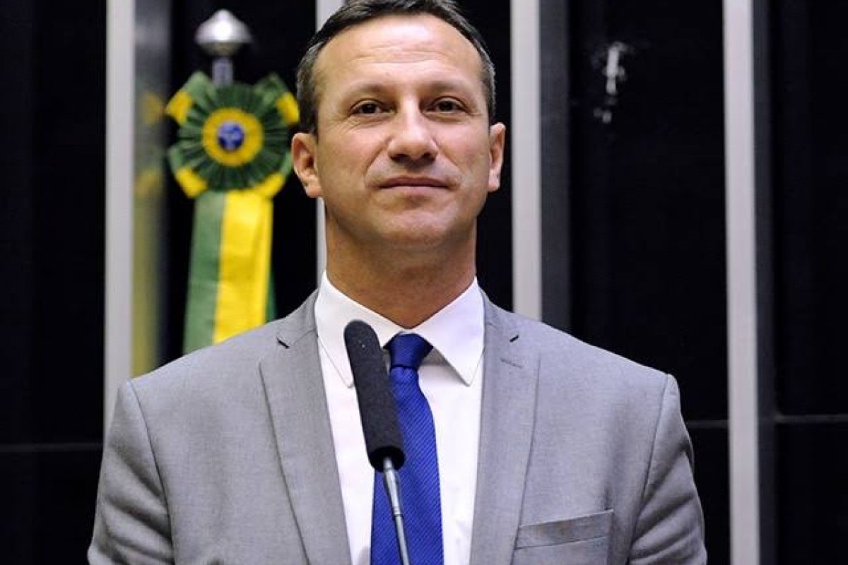 Deputado apresenta projeto para suspender decreto de Lula sobre armas