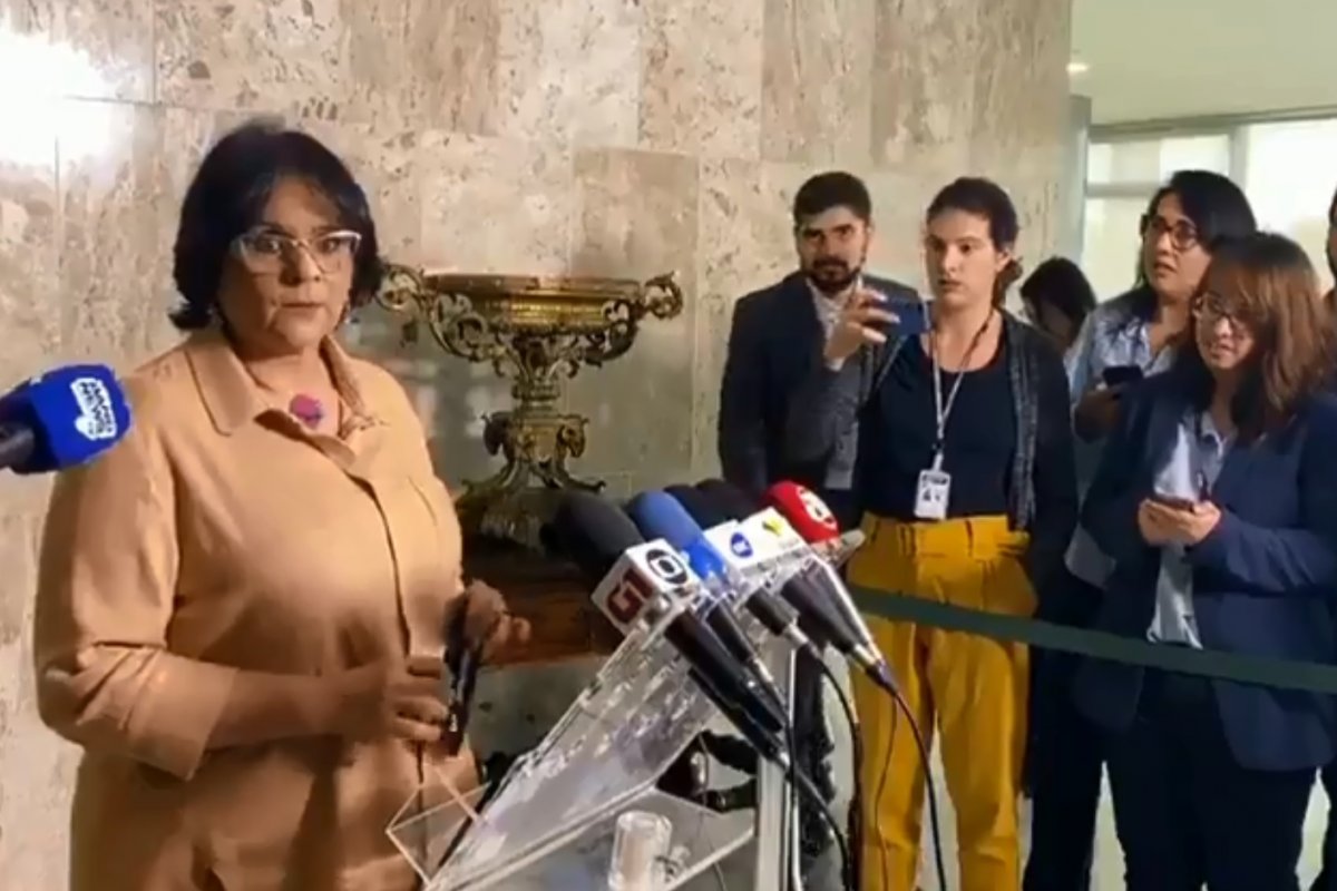 "Silêncio da mulher incomoda", afirma Damares sobre coletiva sem palavras