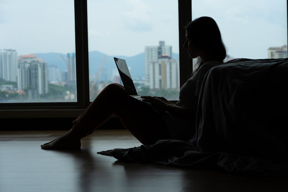 A tecnologia está conectando ou isolando as pessoas? O psicólogo da Holiste Psiquiatria, Cláudio Melo, avalia o fenômeno da solidão entre os brasileiros! 