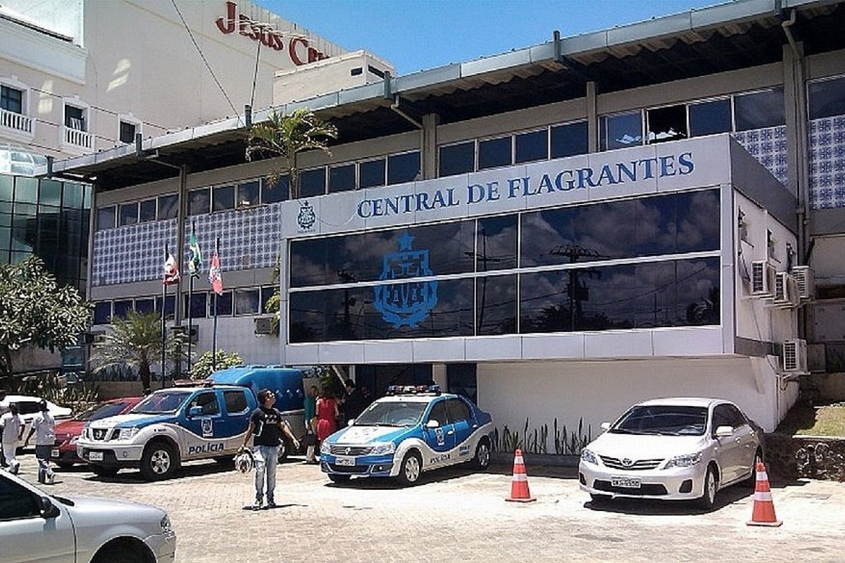 Homem é preso após invadir igreja e agredir dois pastores com faca em Salvador