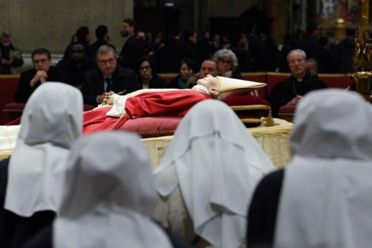 Funeral de Bento XVI:  papa Francisco presidirá missa fúnebre no Vaticano