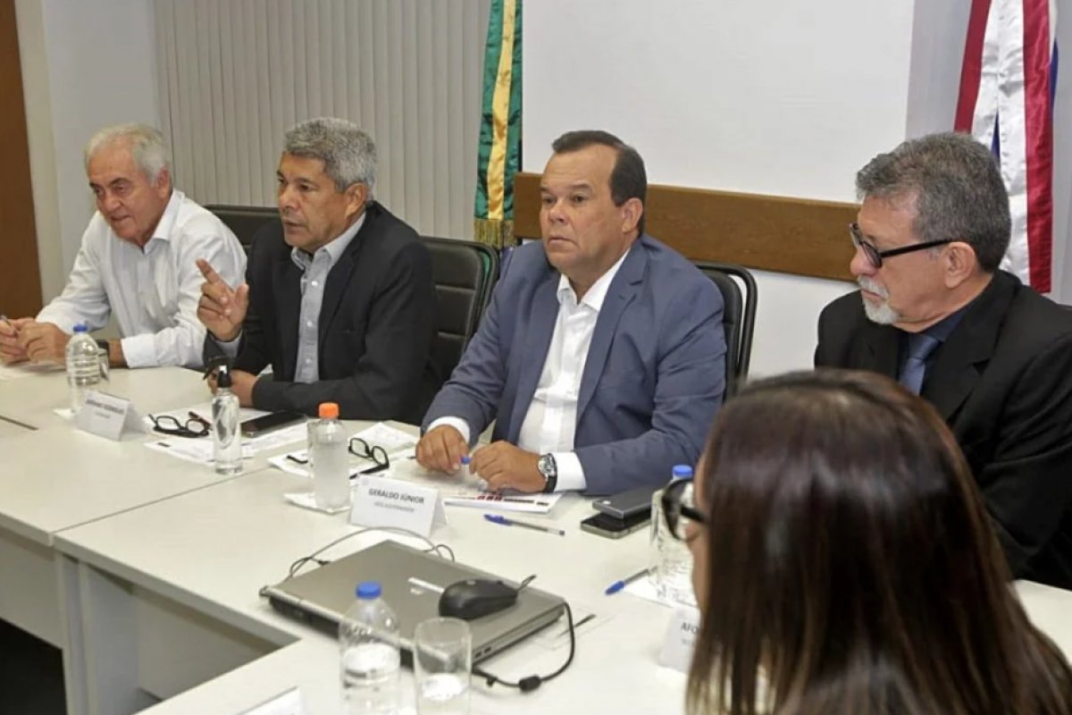 Em reunião com secretariado, Jerônimo estabelece metas para os primeiros 100 dias de governo