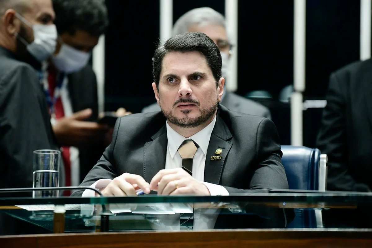 Marcos do Val pede sustação de decreto que revoga normas que facilitam acesso a armas 