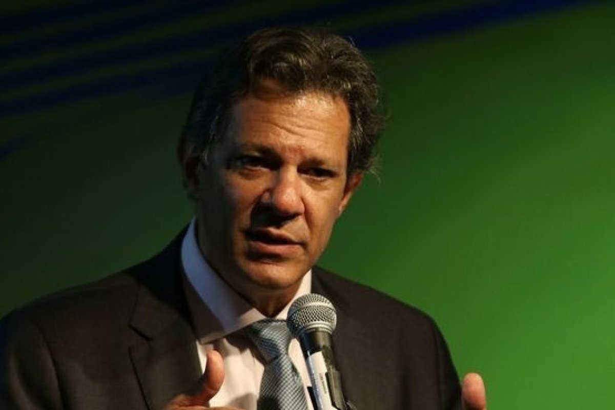 Haddad fica irritado ao ser questionado sobre criação de moeda única para Mercosul: ‘Vai se informar’