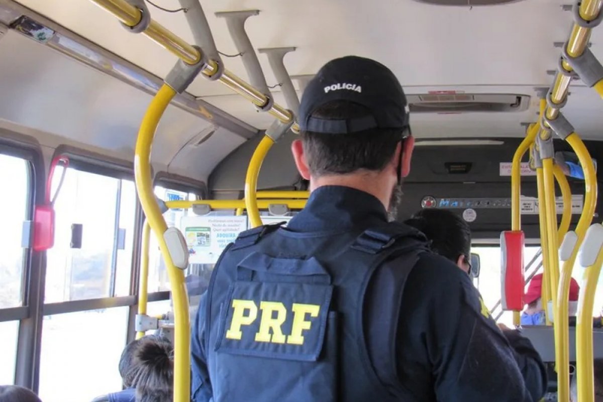 Homem é preso suspeito de se masturbar dentro de ônibus em Eunápolis 