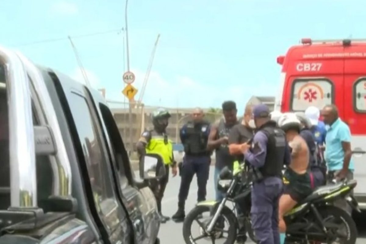 Colisão entre motocicleta e caminhonete deixa uma pessoa morta e outra ferida em Salvador