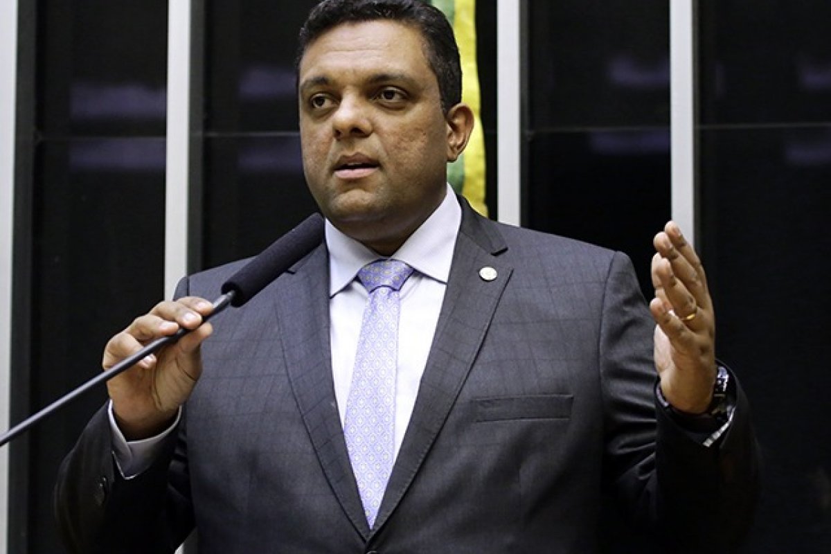 Deputado bolsonarista Otoni de Paula comparece à posse de Tebet, tece criticas ao ex-presidente e se diz aberto ao diálogo