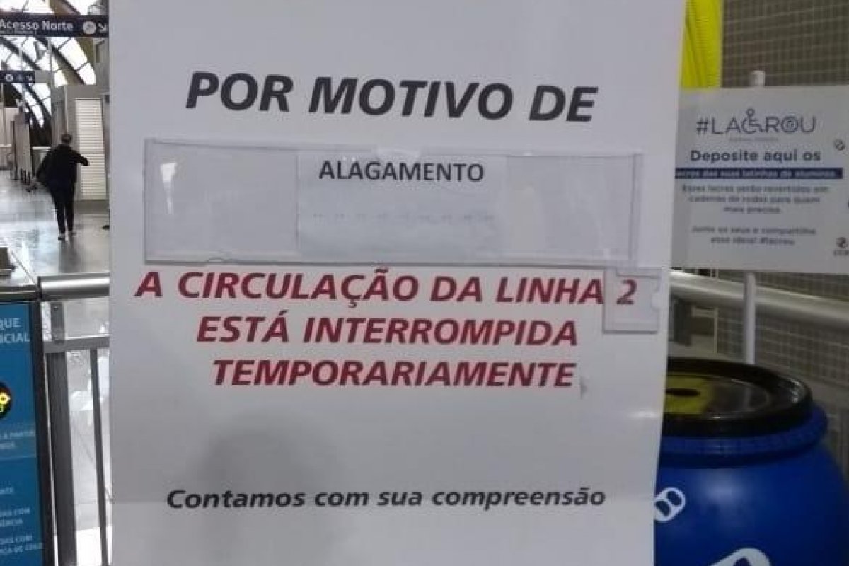 Elevador do metrô é inundado pela chuva e linha 2 é suspensa em Salvador