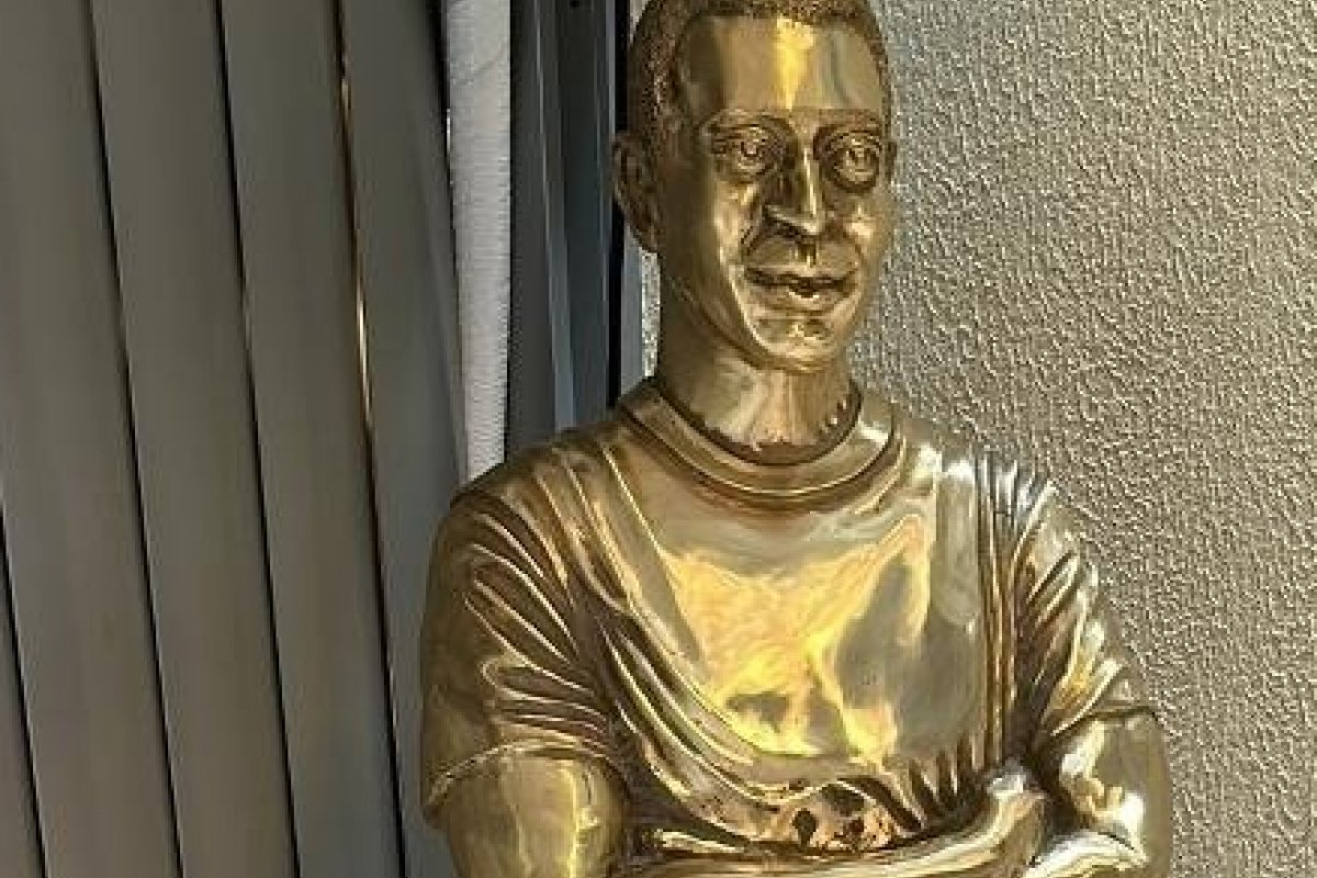 Túmulo semelhante ao de Pelé pode chegar a custar até R$ 50 mil