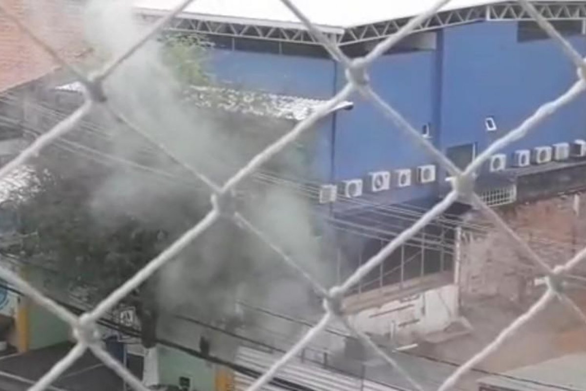 Transformador de escola infantil explode e pega fogo 