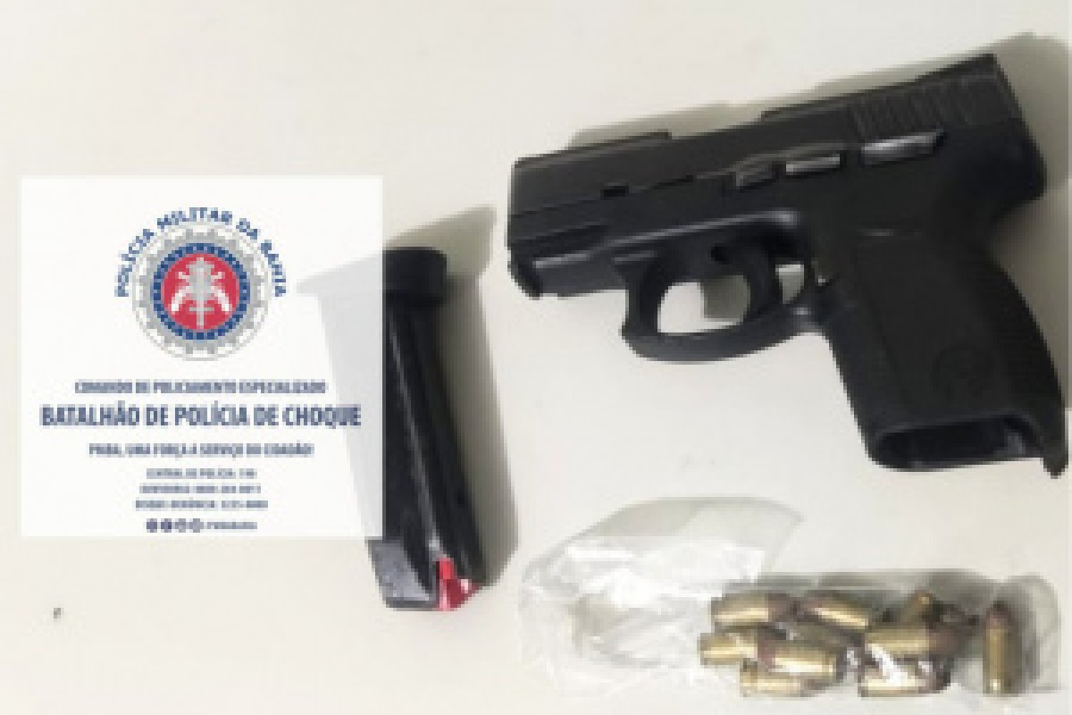 Bahia: Batalhão de Choque evita roubo de carro e apreende pistola
