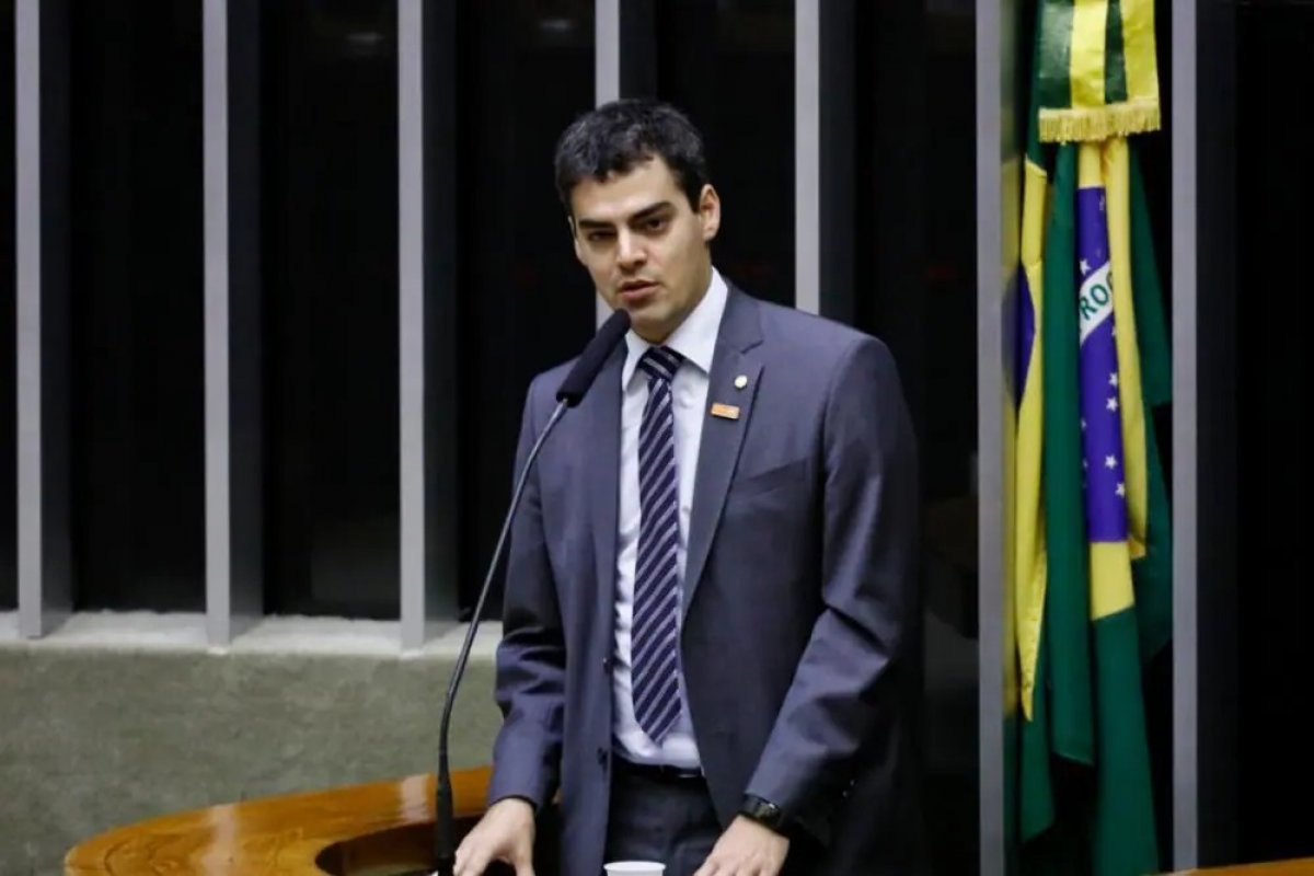 Projeto que acaba com necessidade de diploma para 106 profissões não deve ter força na Câmara 