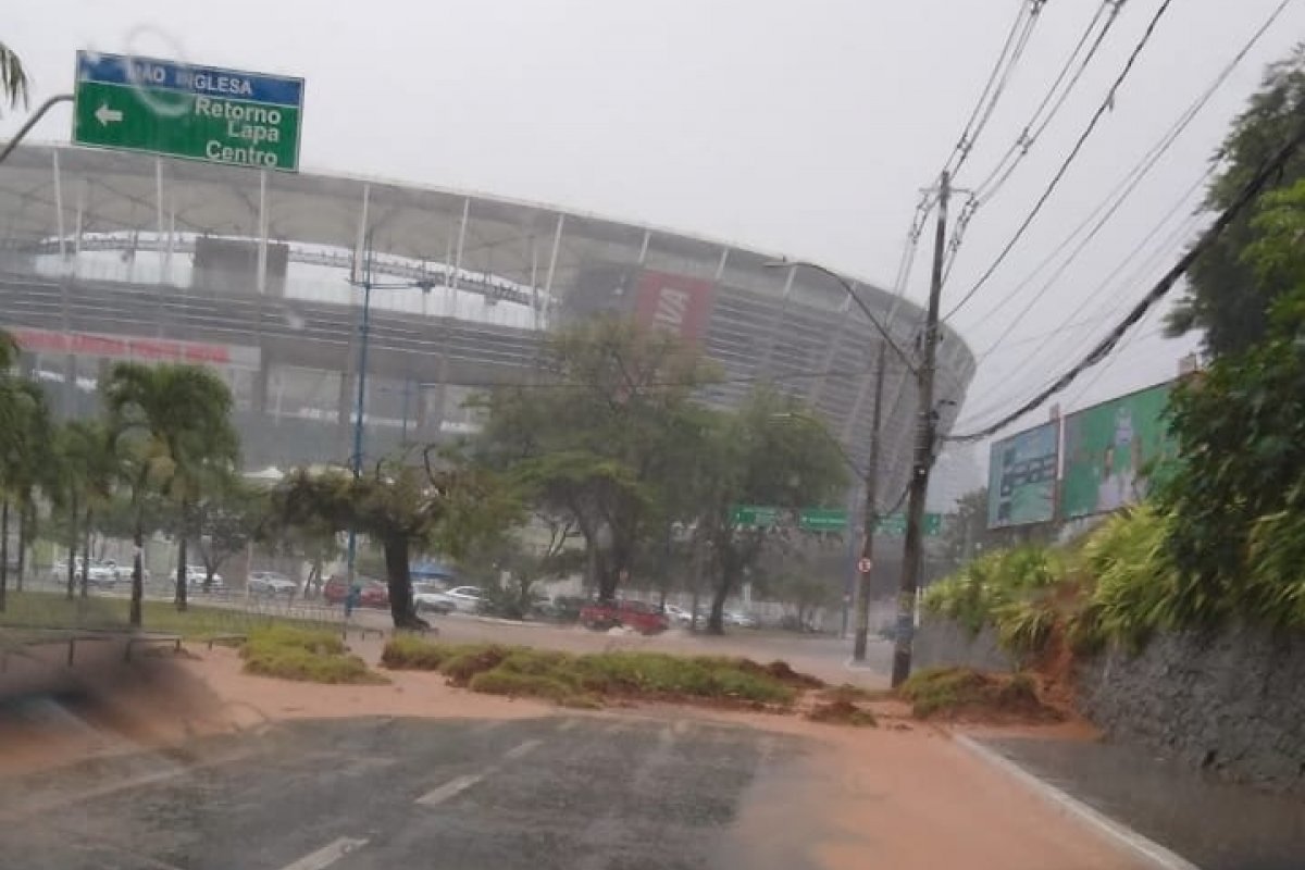 Deslizamento de terra complica trânsito em frente à Fonte Nova, em Salvador