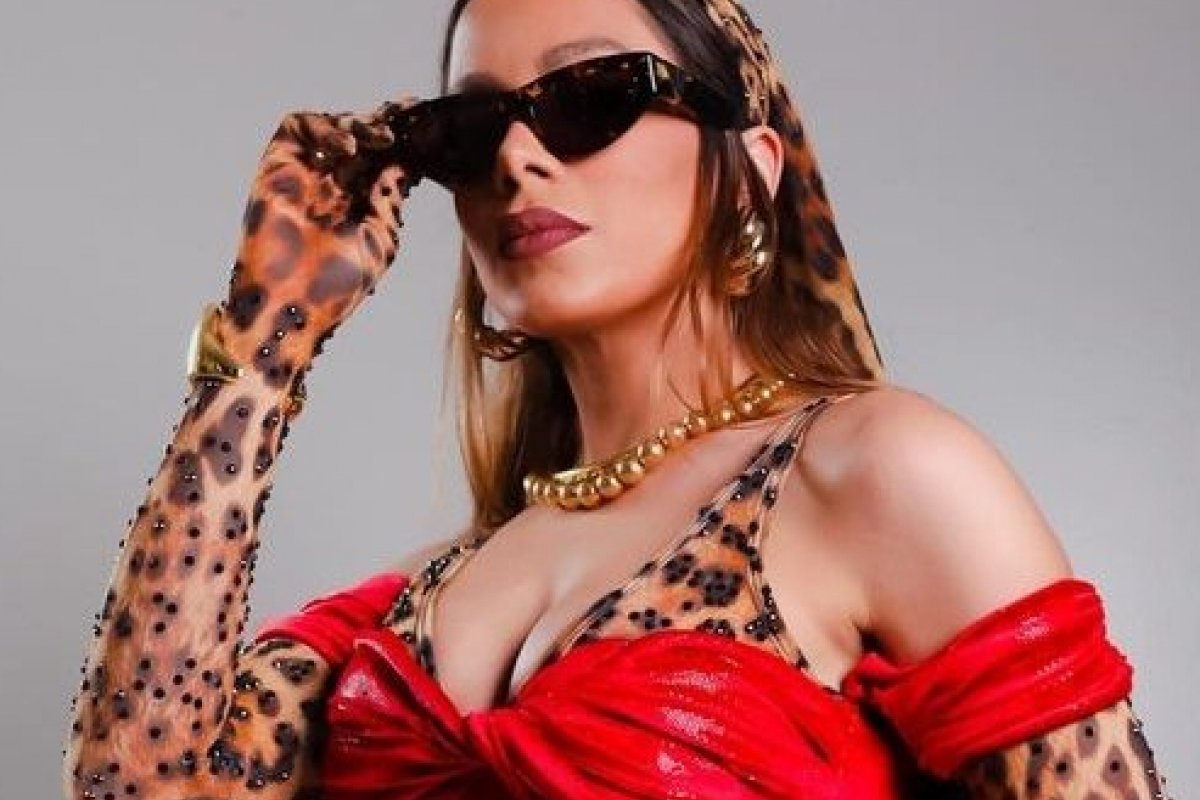 Anitta abre ensaios na capital baiana com look inspirado em Tieta do Agreste!