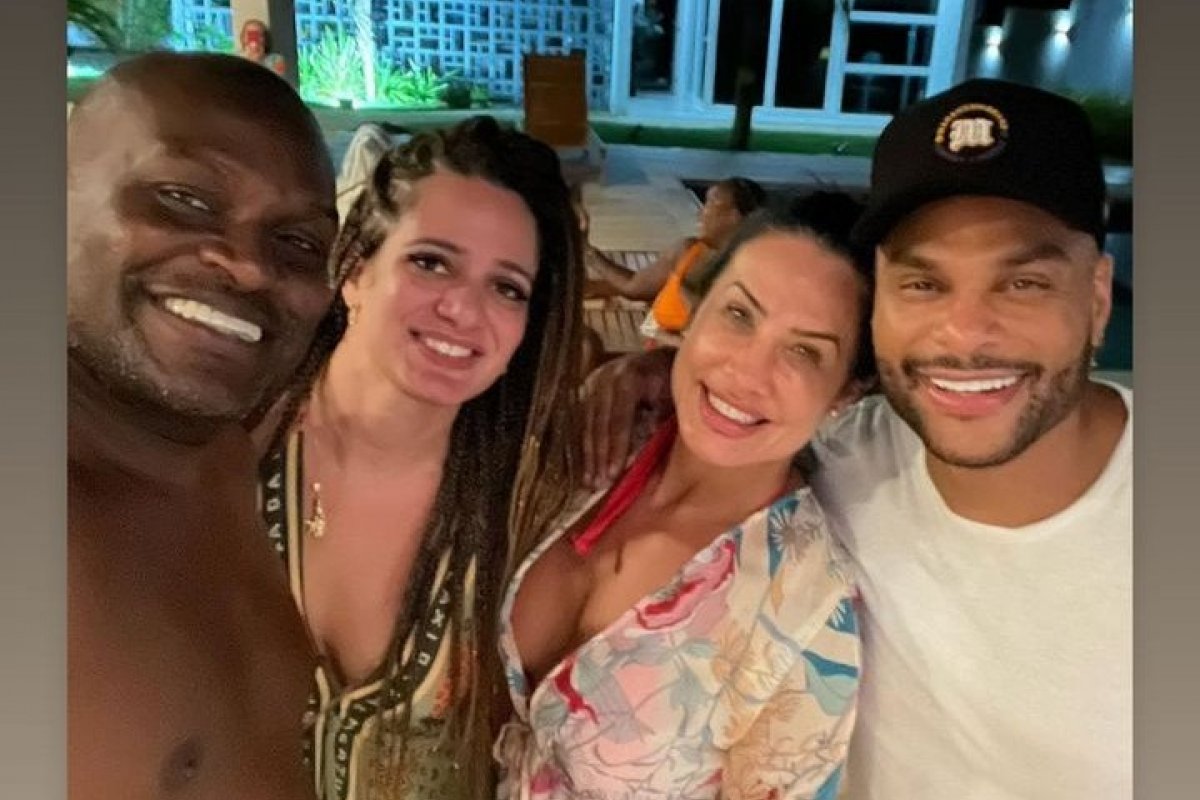 Scheila Carvalho recebe Jacaré em sua casa, na Bahia!
