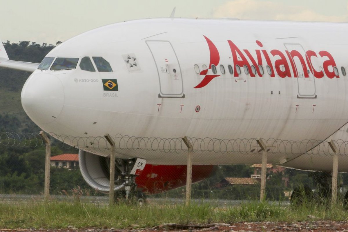 Dois corpos são encontrados no trem de pouso de avião na Colômbia durante inspeção