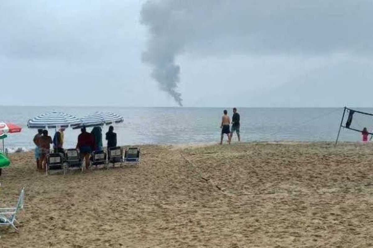 Lancha pega fogo em Maresias e nove pessoas são resgatadas 