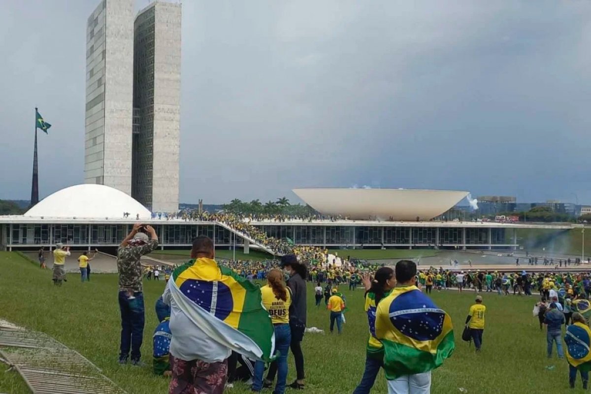 Vídeo: Manifestantes contra Lula invadem o Congresso Nacional