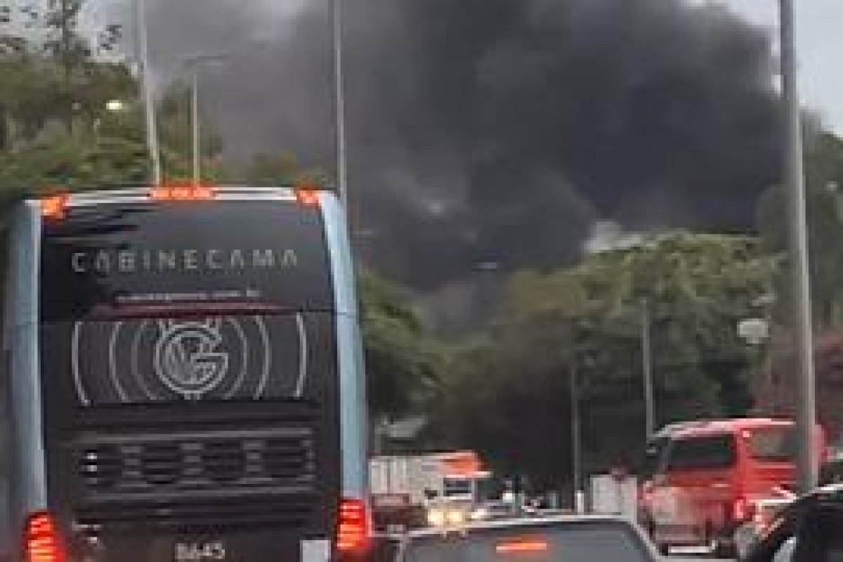 Vídeo: Manifestantes bloqueiam Marginal Tietê (SP) com fogo em pneus