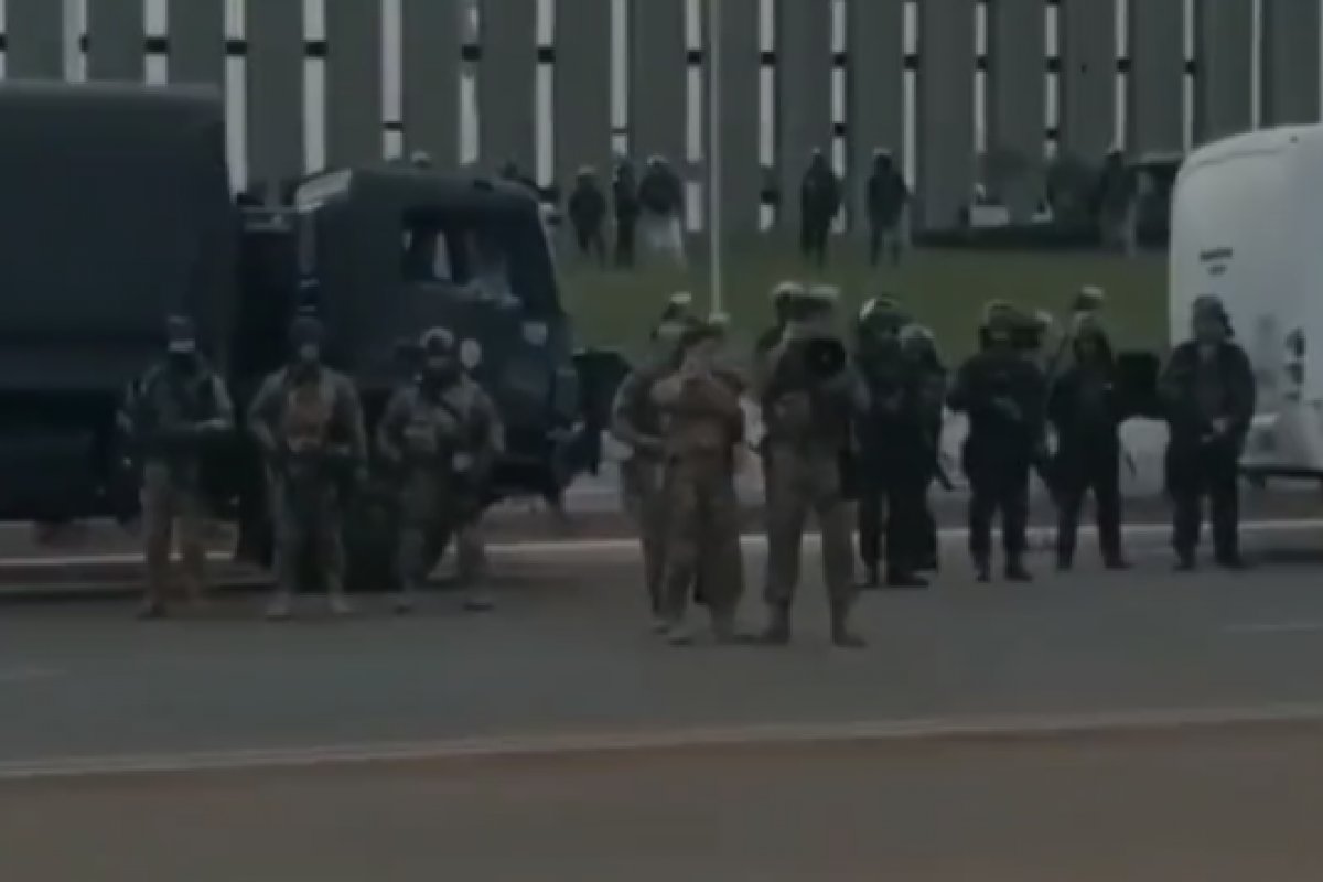 Vídeo: Exército dá prazo de 1h para manifestantes deixarem acampamento em Brasília 