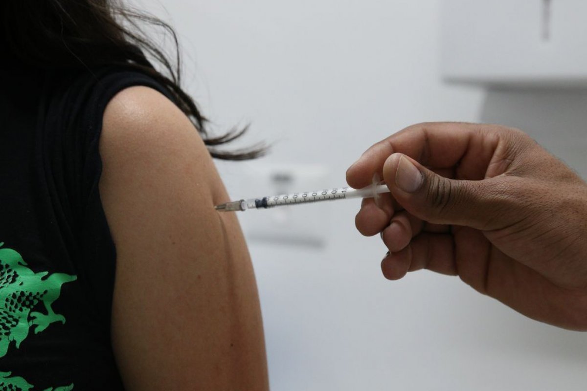 Aplicação de vacinas contra Covid-19 segue nesta terça-feira (10) em Salvador