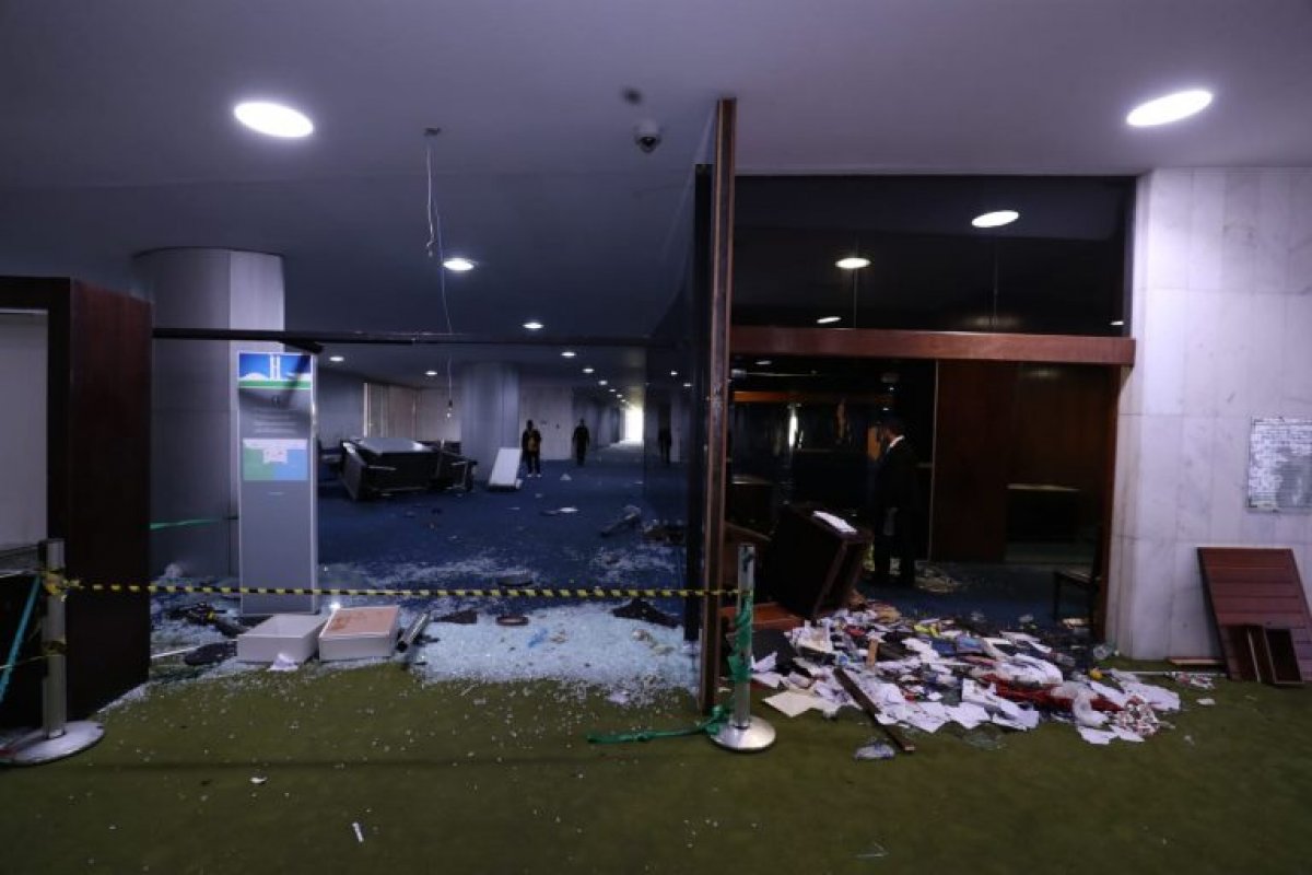 Dano material causado por manifestantes foi de no mínimo R$ 122 mil, estima Câmara 