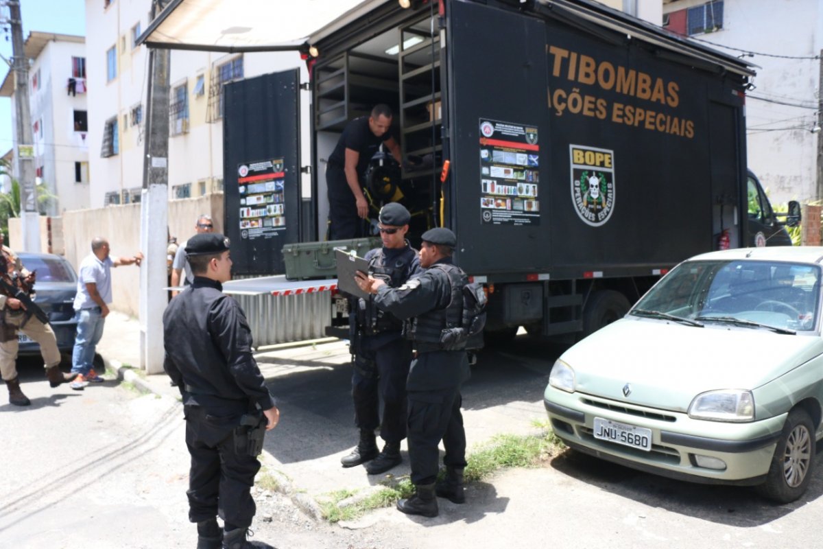 Vídeo: PRF interdita trecho da BR-324 após informação de suposto artefato explosivo em Feira de Santana