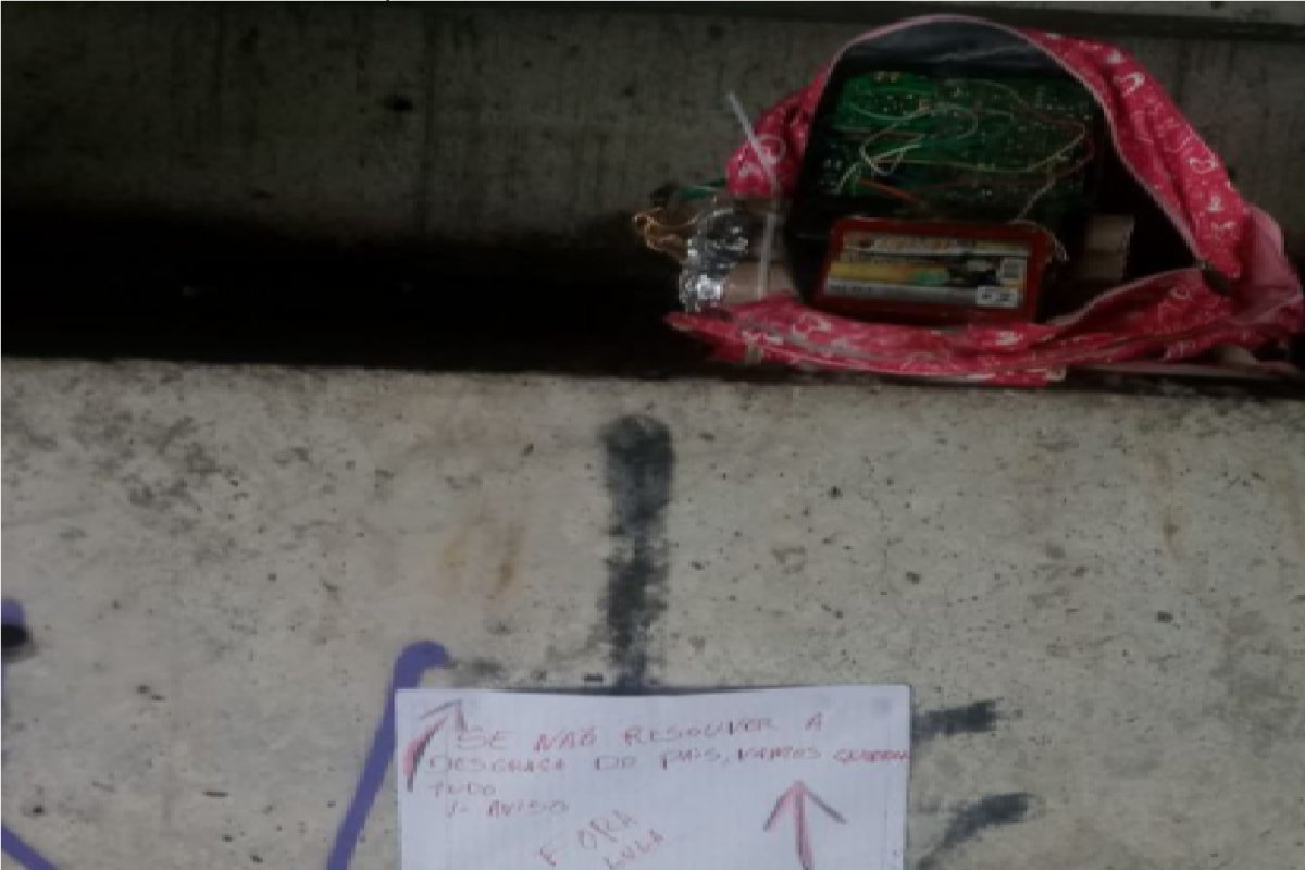 Mochila abandonada em viaduto de Feira de Santana (BA) continha um simulacro