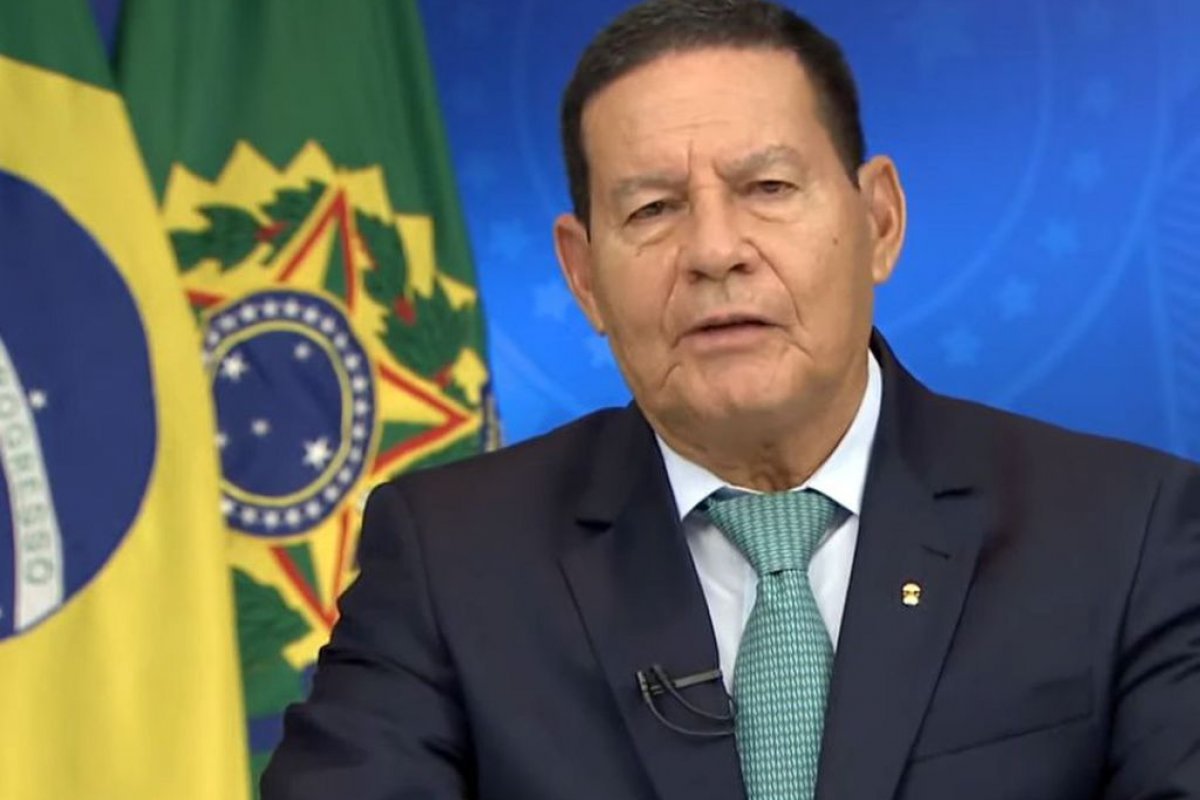 “Estão em condições precárias”, afirma Mourão sobre presos por invasão aos Três Poderes