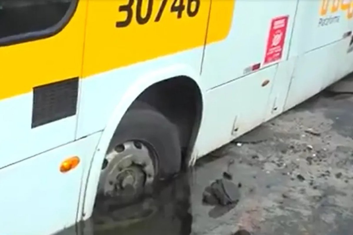 Ônibus cai em buraco na Estrada Velha do Cabrito, em Salvador