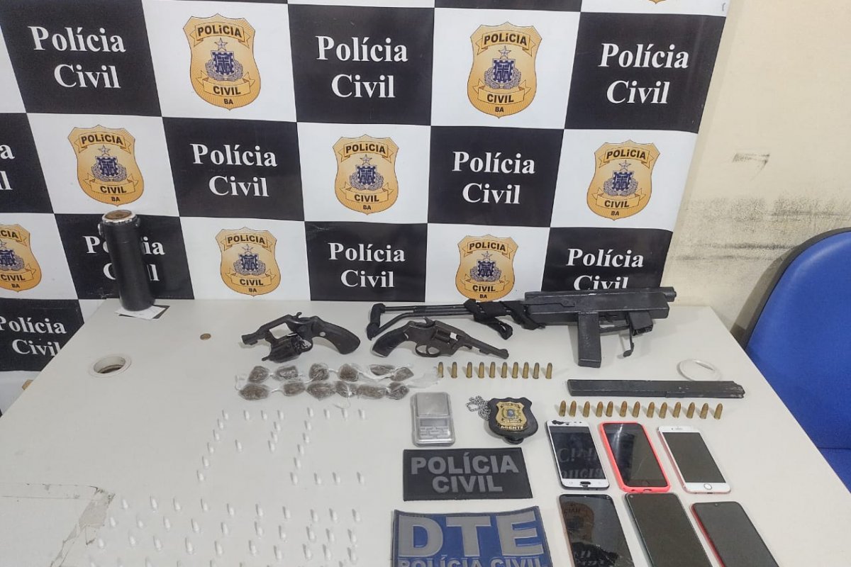 Polícia apreende submetralhadora artesanal, maconha e cocaína em Juazeiro