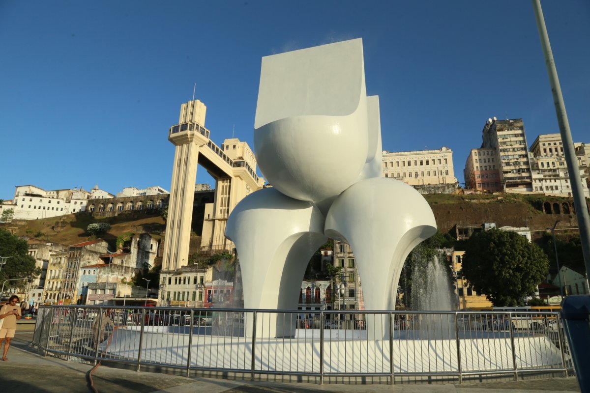 Praça Cairu ganha novo Monumento à Cidade de Salvador, destruído após incêndio em 2019