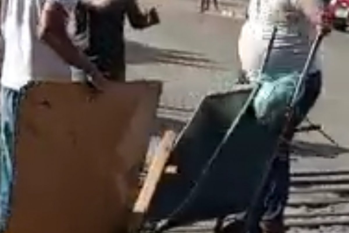Vídeo: funcionários da prefeitura de Simões Filho jogam mercadoria de ambulante no chão 