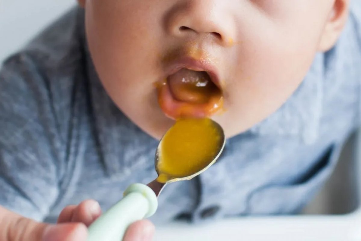 Estudo encontra mais de 20 substâncias tóxicas em papinhas de bebê