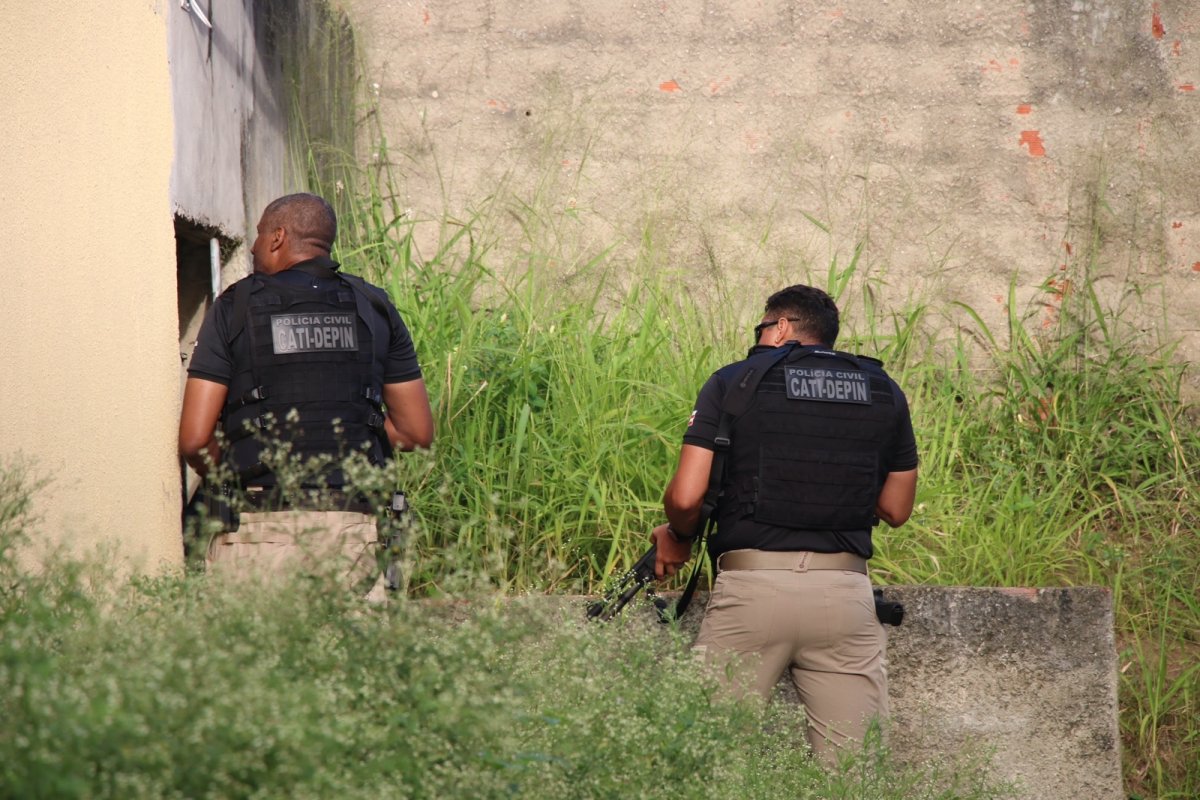 Polícia Civil faz operação para reprimir crimes contra a vida e tráfico de drogas em Feira de Santana