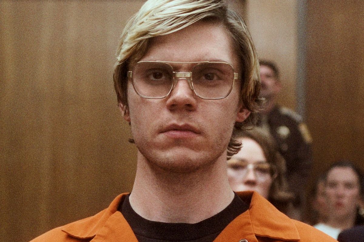 Mãe de vítima de Dahmer critica Evan Peters por vitória no Globo de Ouro